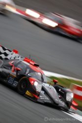 【Oreca 07】クリッピングポイントをかすめるマシンの頭と後続車を縦構図で収める。