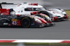 【2015 モーガン LMP2 Evo】さながら大型車に抜かれる小型車のよう。なんと目線をくれているのかと思いきや、ミラーの確認でしょう。