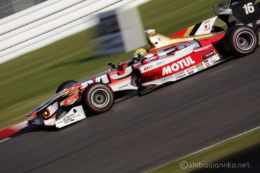 コーナーアウト側からマシン全体を捉えても、マシンが回転しているため、ピントが来るのはドライバーの頭だけです。