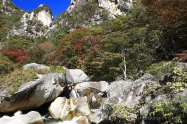 昇仙峡といえば、そびえる覚円峰を仰ぎ見るこのポイントからが代表的なシーンでしょう。
10:30で渓谷全体に日が回りました。