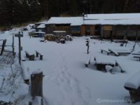 午前3時に夜叉神の森を出て6:20南御室小屋着。
夜間の空は快晴で、朝焼けの白峰三山を撮るべく3時間強で急いで登ってきました。
降雪状況を読み違えて不要であったスノーシューを、軽量化のためデポして稜線に急ぎます(△1.8kg)。