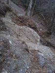 茶臼岳の地質は小さな礫が弱い結合で形成されているようで、脆い上、登山道は狭く外傾しており、かつ斜面は急峻。
落ちたらただではすまない箇所は随所にあり、気を抜かない方が良い。
ウソッコ沢小屋前では登山道が一部崩れ落ちていました。