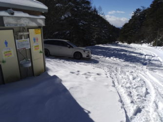 13:20 唐沢鉱泉着。
車高10cmの四駆スタッドレスで深雪の林道を経てなんとか唐沢鉱泉に到着。
え、誰もいない...。
いつもの降雪直後の一番乗り。まさかの八ヶ岳でまたこのパターンですか!
ちなみにトイレは使えません。