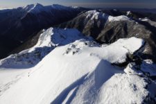 〔条件②:低温〕冬の3,000m峰で、氷点下10度の強風に晒され続けている。
3