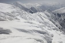 この暖かな陽気に負けず、何とか直近に形成されたシュカブラやエビの尻尾が溶けつつも残っている。