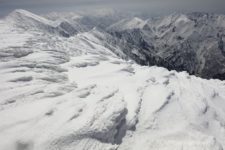 13:00 最後の急登を登り切って山頂着。
登ってきた反対側に行くと、初めて八海山が見える。