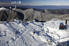 反対側を見やると、今度は気絶するくらいのながい道のりを帰ります。そして三伏小屋からはさらにテントセットの重量が加わって、900mの下りと3kmの水平歩きが加わるとか。
もう、考えただけでも死んでしまいそうだ(笑)。