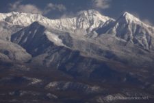 霧ヶ峰高原山頂より向かいの八ヶ岳連峰を狙う。
降雪直後の雪に覆われて峰々が白く輝く。
やっぱり雪山はこうでなくっちゃ。