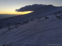一足一足体力が削がれていく体力消耗の懸念よりも、夜明けまでに山頂に着かなそうなことが心配だ。
けれど夜明けが近づくにつれ、そんな心配よりもそもそも天気がダメそうな気配。
空は晴れているが、安達太良山の山頂付近だけ雲がかかっている。