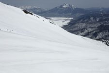 少し上ると尾瀬ヶ原と燧ケ岳が姿を現す。
雪はたっぷりあるけれど、厳冬期の厳しさはどこにも感じない。
厳冬期の雪山ばかりを狙って行っていたので、この残雪期の穏やかさが冬の終わりを感じさせてどことなく寂しくもある。