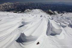 今日も快晴。
乗鞍岳へはバックカントリーや登山者がアリの行列状態で登ってくる。
テントを背負ったサンタクロースは、さぞ奇異なものに見えたことでしょう。
不自然な者への反応は以下の3通りありました。