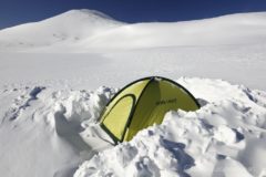 テントに着いて食料・水を補給できましたが、まだこの山行は終わっていない。
リュックがない中、この宿泊セットをどう持ち帰るか。
テントに全部つめ込んで背負って帰るしかないでしょう~。
心配無用、パッキングは意外なほど簡単だった。
テントに入れるだけだから(笑)。