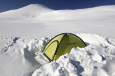 テントに着いて食料・水を補給できましたが、まだこの山行は終わっていない。
リュックがない中、この宿泊セットをどう持ち帰るか。
テントに全部つめ込んで背負って帰るしかないでしょう~。
心配無用、パッキングは意外なほど簡単だった。
テントに入れるだけだから(笑)。