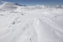 台地を横断していくと、全面雪に覆われている白馬大池が現れる。
初めて見る冬の白馬大池。
夏と全然違う光景ですね。