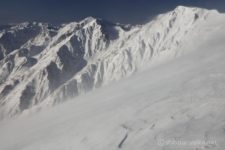 07:10 喉の渇きの恐怖と登っても剱が撮れないことから、早々に帰ることにした。
帰り際に見る白く輝く白馬岳が恨めしい。
昨日一緒に登ってきた人ともう一人が登ってくるところだった。
今日は最高の一日になるでしょう。
力なく引き返す自分と対称的に、足取りが力強い。