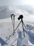 〔少し下りて撮った写真〕
半分混乱する中、失ったものと今後の取るべき行動を考える。
手元にあるのは、手に持っていたカメラ+三脚と投げ出しておいたストックのみ。
飛んで行ったのは、リュック、アイゼン、ピッケル、ヘッドライト、食料、水、その他諸々の小物と、そして望遠レンズ。。。