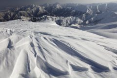 07:40 牛ヶ岳着。
眼前に見える越後三山の迫力がすごい。
融けてしまったシュカブラと合わせて。