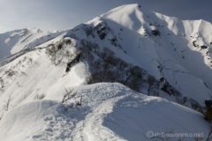 15:00 天神平登り始め。
最終のロープウェイめがけて下りてきた登山者との擦れ違いも早々に終わる。
後は午後の谷川岳を独り占め。
疲れてはいるものの、日が傾く中、誰もいない谷川岳を登っていくのが楽しい。