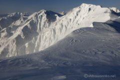 向かう方向を見ると、白馬岳が白く輝いている。
今日の天気から確実にすぐに風は収まり、登頂も何ら問題ないはず。
道具は消失したが、絶好の機会。
このまま行ってやろうか、としばし考える。