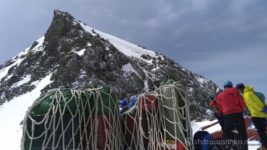 09:30 穂高山荘まで戻ってきました。
ああ~、乗り切った。
天気を調べると明日も良さそう。
もう1回来るよりかは今日もう1泊した方が朝焼け夕焼け狙えるかも。もう1泊しようかと迷々ウロウロ考えていましたが、やっぱ帰ることにした。