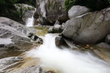 ここにきて雨が強まる中、沢筋まで下りていろいろなポジションでの撮影を試みると、今まで撮ったことがない迫力あるシーンを撮ることができました。
