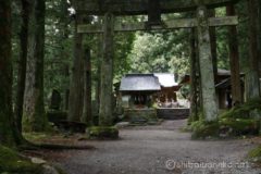駐車場からすぐに竹宇駒ヶ岳神社に到着。
甲斐駒ヶ岳へ黒戸尾根から登るときによく出てくるシーンです。
甲斐駒ヶ岳は夏も秋も冬も何度も登っていますが、黒戸尾根からは登ったことはありません。
ダイレクトに甲斐駒ヶ岳へ登ることができますが、その大変さから登ってみたいような登ってみたくない(笑)。