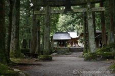 駐車場からすぐに竹宇駒ヶ岳神社に到着。
甲斐駒ヶ岳へ黒戸尾根から登るときによく出てくるシーンです。
甲斐駒ヶ岳は夏も秋も冬も何度も登っていますが、黒戸尾根からは登ったことはありません。
ダイレクトに甲斐駒ヶ岳へ登ることができますが、その大変さから登ってみたいような登ってみたくない(笑)。