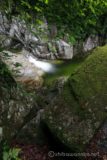 旭滝へは看板の奥に進むと大きな岩の間から沢に下りれるところがあるので、滑り落ちないように注意しながら慎重に下りてゆきます。
この時点でも旭滝は大岩に隠れて見ることはできず、旭滝から生じる大量の水飛沫と美しい淵を見ることができます。