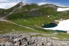 振り返ると不消ヶ池と雪渓と乗鞍岳。
素晴らしいなぁ~。
日常とは隔絶された別天地です。