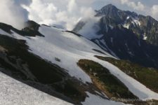 今年は本当に雪が多い。
剱沢も反対の立山も、融け切らない雪で大部分が覆われています。