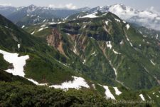 室堂山展望台からは台地上の五色ヶ原と切れ落ちた断崖、その向こうには広大な裾野を引く薬師岳が見えます。
いい景色です。
基本登山口まで車でアクセスするので、浄土山から薬師岳間の区間は縦走できないな。