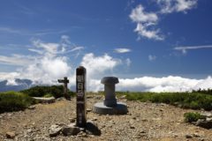 12:40 3人ヒーヒー言いながら朝日岳着。
なんと朝日岳に到達するまで、雲に覆われることなく幸運にも天気がもってくれました。
広々とした朝日岳の頂上は、空と雲だけ。気持ちがいい。