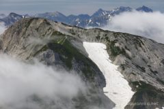 南側には、白馬鑓ヶ岳の稜線から見え隠れする槍~穂高連峰。
北アルプス、やっぱり凄いな。