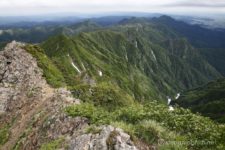見晴らしの良い山頂までは、さすがにヒグマは追っかけてこないでしょう。
登頂した喜びというよりも、とりあえず片道だけはヒグマに会わないで済んだ、という安心感の方が大きかった。