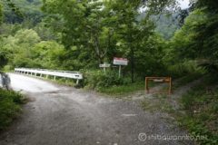 両滝へのスタート地点は、篠沢大滝キャンプ場の奥から続く林道を5分くらい行った篠沢橋から。
篠沢橋手前の林道脇に3~4台の駐車スペースがあり、篠沢橋を渡った左手にも4~5台ほどの駐車スペースがあります。