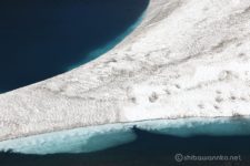 不消ヶ池へ溶け込む雪渓の縁が何とも言えないエメラルドグリーンで、美しい限り。
