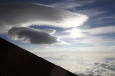 笠雲とつるし雲の両方を捉えるのは至難の業で、一度たりとも巡り会えたことがない。
そんな非常に稀有なつるし雲と笠雲のセットを、まさか自分が登っている最中に巡り合うとは。
なんだか良かったというかもったいないというか。
しばらくは雲が変化していく模様を眺めていました。