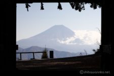 静かにたたずむ敬慎院を後にして、山頂へ向かう途中に遥拝台を通ります。
これがあの有名なスポットかな?
恐る恐る門をくぐると、、、目の前に富士山がドーンっと現れる!
おおお~~~っ!思わず叫びたくなるやら小躍りしたくなるやら。