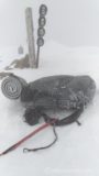 16:00 なんとか方向を確認しつつ、ようやく農鳥岳に到着。
やっと着いたよ~。
リュックは強風で飛んで行かないように、念入りにピッケルでブッスリと固定。
なんだか真っ白く雪を被って遭難者の遺物みたいだな(笑)。