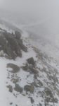 西農鳥岳から農鳥岳へは、夏道の露出した岩にペンキマーク伝いに行くが、視界が悪く方向を変える場所で所々ルートをロストする。
氷点下15℃の烈風吹きすさぶ3,000mの稜線で道迷いとは考えただけでも恐ろしい。
一刻も早くこの稜線を脱出したい。暗くなる前に。