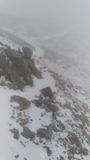 西農鳥岳から農鳥岳へは、夏道の露出した岩にペンキマーク伝いに行くが、視界が悪く方向を変える場所で所々ルートをロストする。
氷点下15℃の烈風吹きすさぶ3,000mの稜線で道迷いとは考えただけでも恐ろしい。
一刻も早くこの稜線を脱出したい。暗くなる前に。