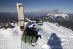09:50 強烈な西風に煽られつつも、なんとか小ピークの中白根山へ到着。
中白根山までは、西側の岩場に逃げることなくほぼ稜線上を行く感じ。
ここまででも強風に怯えながらルートを探しつつ、それなりに消耗しました。