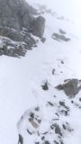 さらに高度を上げて西側の岩場を回り込むと、壁だよ!雪の大壁だよ!
視界もほとんど効かない状態で難所のトラバースが現れた。
うゎ~、マジっすか。落ちたら死にますよコレ!恐ろしぃ~。
幸いなことに先行者の明瞭なステップが切ってあるので、それに頼るしかない。