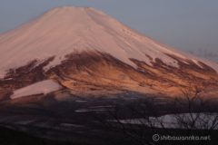 パノラマ台手前で朝焼けを迎えるが、真冬のようには真っ赤には焼けなかった。