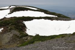 振り返れば稜線と雪渓と広い空。つらい登りのご褒美みたいな格別な御鉢回りだった。