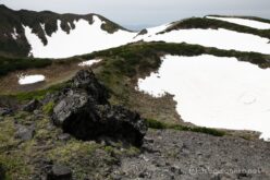 火口一部は意外と複雑な多重山稜。強烈な直射光線から身を隠すことができない御鉢回りだが、暑さを和らげてくれるいい感じの風が吹いていてくれる。