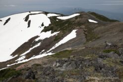 帰りも広大な御鉢巡り。火口にはまだ多くの雪渓が残る。