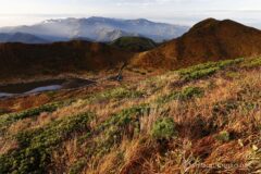 06:30 360度の山頂風景を撮り終えたので、そろそろ先を急ぎましょう。次は秋田駒ヶ岳の代表景観ともいえる、小岳と女岳の火口を撮るべく、横岳へ向かう。